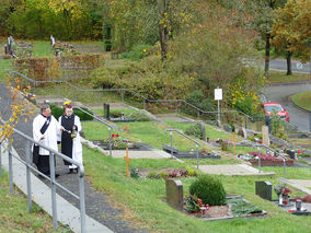 Segnung der Gräber auf dem Friedhof in Naumburg (Foto: Karl-Franz Thiede)